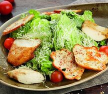 Салат Цезарь с курицей