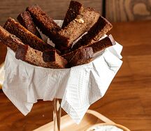 Гренки с сыром и сметанно-чесночным соусом