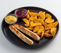 Куриные колбаски с гарниром