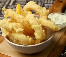 Кольца кальмара с соусом