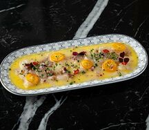 Крудо из сибаса, апельсиновый дрессинг с шисо, кумкват