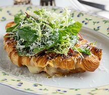 Плоский круассан с томатами и индейкой
