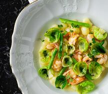 Ньокки с сыром, креветки, спаржа, брюссельская капуста