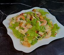 Салат Цезарь с тигровыми креветками