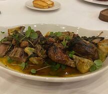 Запечённый козлёнок с артишоками и оливками