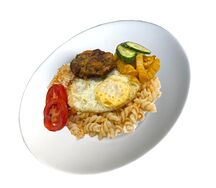 Бифштекс с яйцом и гарниром