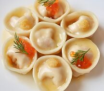 Пельмени с крабом, красной и щучьей икрой