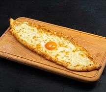 Пиде с сыром и яйцом