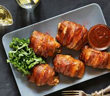 Шашлык из куриных рулетиков в беконе
