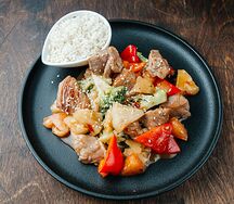 Свинина в кисло-сладком соусе с ананасом и овощами