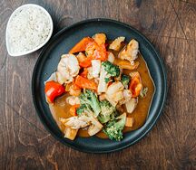 Цыпленок в кисло-сладком соусе с овощами и ананасом