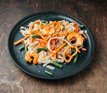 Лапша удон с морепродуктами в соусе терияки и остро-сладком соусе