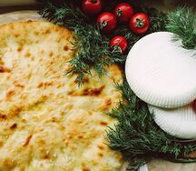 Пирог с сыром, ветчиной и помидорами