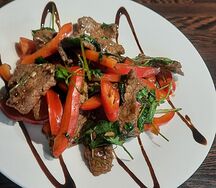 Мясной салат тёплый