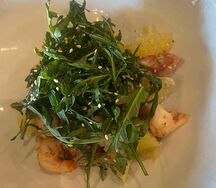 Салат с креветками и ореховым соусом 