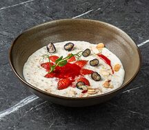 Каша овсяная с ягодами