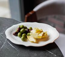 Ассорти маринованных оливок и артишоков