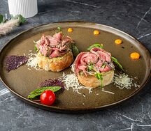 Брускетта с ростбифом