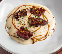Щечки говяжьи с птитимом и луковым муссом