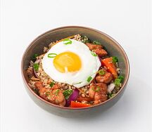 Рис с курицей, овощами и яйцом