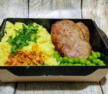 Котлета мясная с пюре и зеленым горошком
