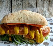 Сэндвич с жареной курицей и соусом карри
