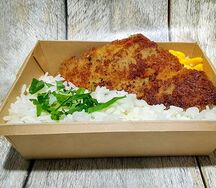 Куриный шницель с рисом и кукурузой