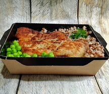 Шницель с гречкой и зеленым горошком