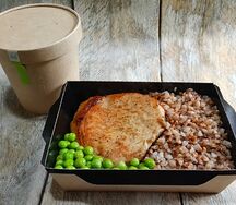 Cвинoй эскалоп с гречкой и горошком
