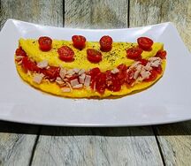 Омлет с ветчиной и помидорами