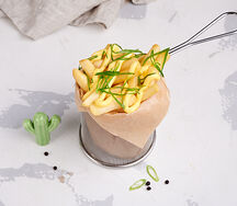Картофель фри с сырным соусом и зеленым луком