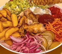 Шаверма на тарелке с курицей