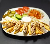 Шаверма по-арабски на тарелке
