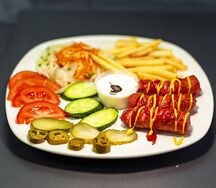 Хот-дог на тарелке