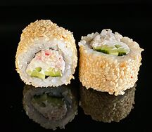 Ролл Калифорния в кунжуте