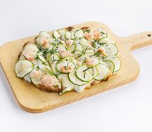 Пицца с креветками и цукини