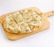 Пицца с грушей и горгонзолой