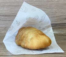 Пирожок жареный с картошкой, луком и грибами