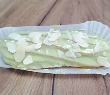 Эклер с фисташковым кремом
