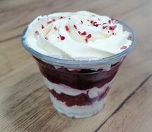 Красный бархат фисташкой и клубникой