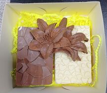 Шоколад белый и чёрный ручной работы