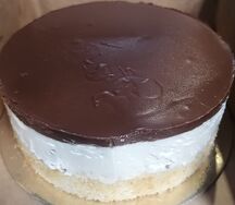 Фирменный торт Няшки-вкусняшки с шок-шариками 