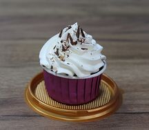 Капкейк Сникерс с соленой карамелью и арахисом