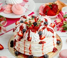Меренговый бенто-торт с клубникой