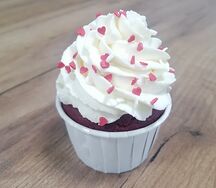 Капкейк Красный бархат с крем-чизом с клубничным конфи