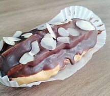 Эклер с шоколадным крем-чизом и грецким орехом