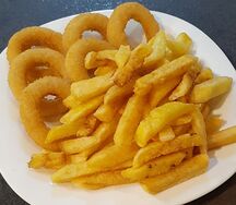 Луковые кольца и картофель фри