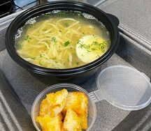 Куриный суп-лапша с яйцом и гренками