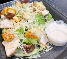 Салат Цезарь с курицей