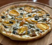 Мясо-грибы на тонком тесте 